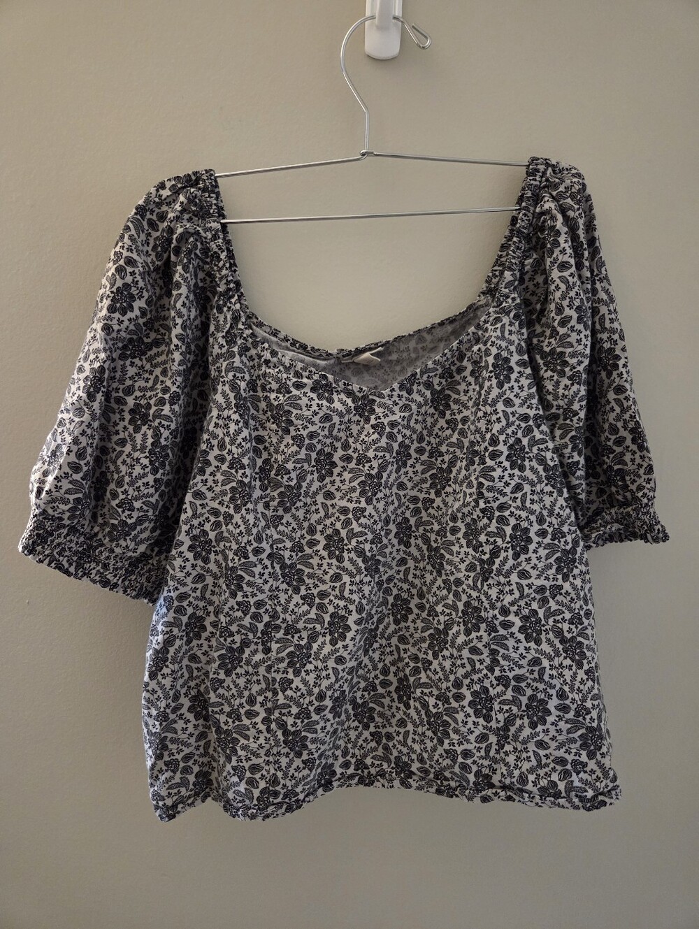 a.n.a Black & White Floral Puff Sleeve Blouse